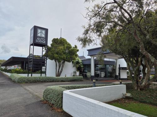 New Plymouth Hotel | Auto Lodge