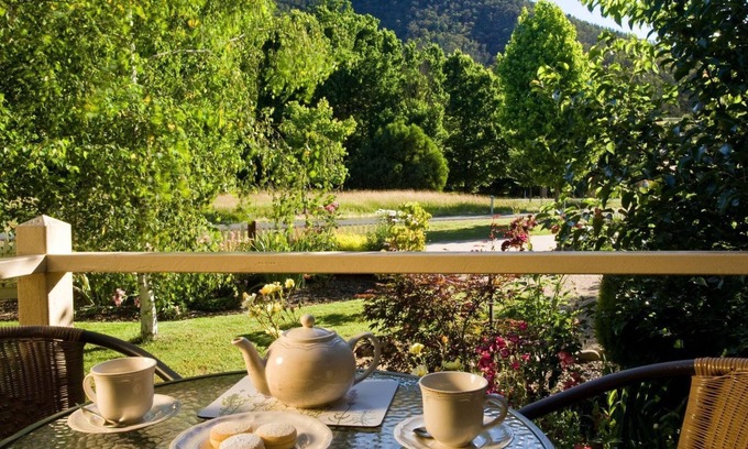 Bright Cottage | AUTUMN ABODE COTTAGES - ONE: Bright