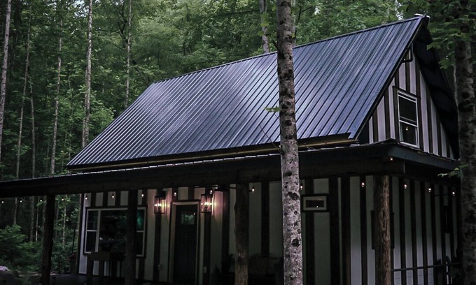 Burnt Chimney Cabin | Autumn Escape: Cozy Cabin Retreat in the Woods