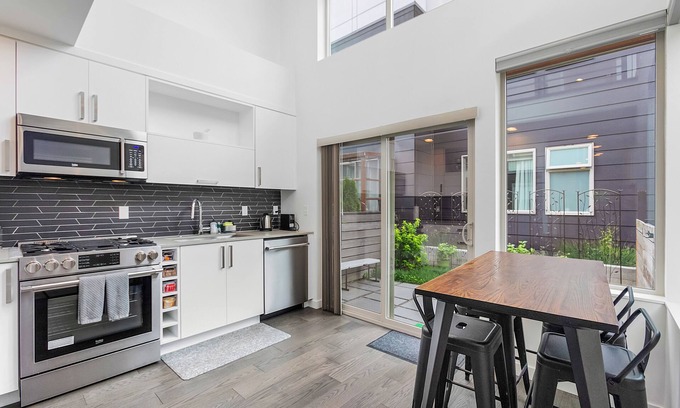 North Beacon Hill Apartment | Autumn Leaves in Jefferson Park