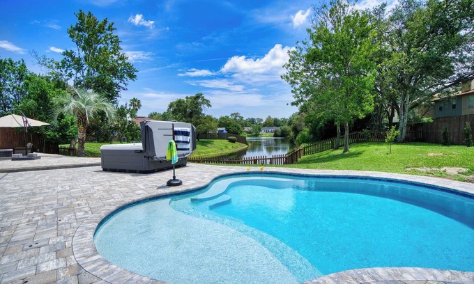Arlington House | ~Autumn Oasis Sleeps 8 Heated Pool & Spa~
