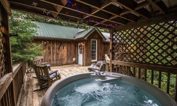 Stanley Cabin | Autumn Ridge- Cozy cabin in the Blue Ridge Mountains with a bubbly hot tub!🗻