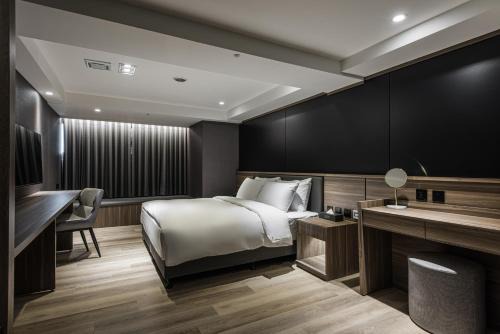 West District Hotel | Autumn Willow Hotel