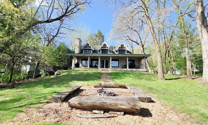 Brodhead Cabin | Avail. Thanksgiving-Storybook Lake Cabin w/King