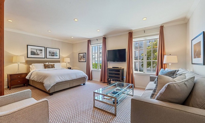 Russian Hill Apartment | AVAILABLE NOW! SPECIAL FALL PRICING: 50+ FIVE STAR REVIEWS!