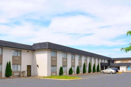 Sandusky Hotel | Avalon Inn