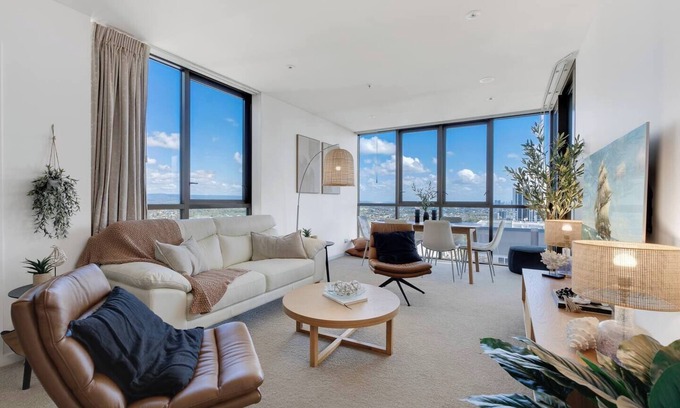 Broadbeach Apartment | Avani Vista Stylish Beachside Retreat with Gym
