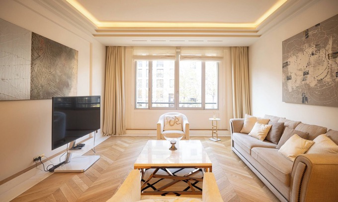 Champs-Elysees Apartment | Ave Montaigne - Lux 2BD with AC