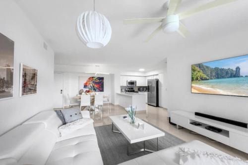 Aventura House | Aventura Mall Apt with Pool a Tennis Court and Free parking