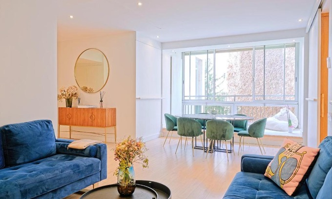 Champs-Elysees Apartment | Avenue Montaigne - Prestigieux 2BR
