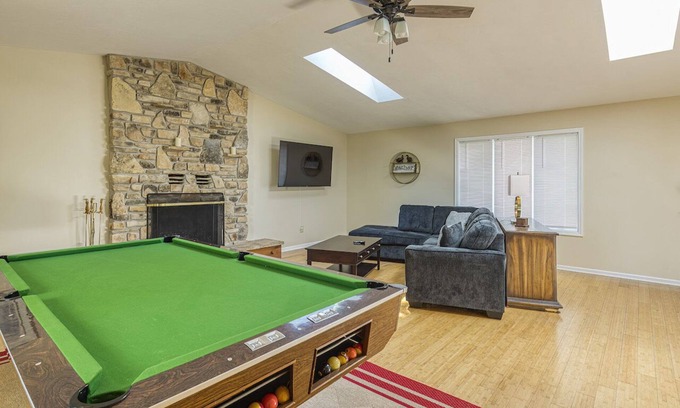 Baileys Harbor House | Avery Acres - Centrally located -Pool Table-