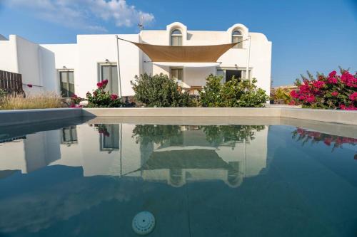 Oia Apartment | Avra Villa with Sunset View & Hot Tub in Oia