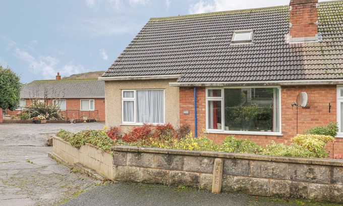 Rhos on Sea Cottage | AWELON, pet friendly, country holiday cottage in Rhos-On-Sea