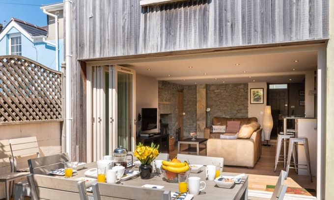 Aberaeron House | Awelon y Mor in the beautiful Aberaeron