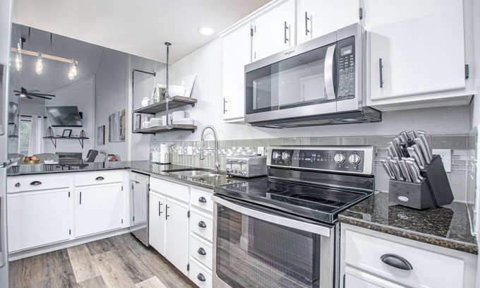 Table Rock Condo | AWESOME 3 BR+ SOFA BED, 3 BA CONDO, SLEEPS 8. IN GATED PT ROYALE. GOLF DISCOUNT