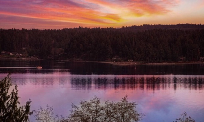 Rollingbay House | Awesome 5 bedroom, 4 bathroom, waterfront home with beautiful views and sauna.