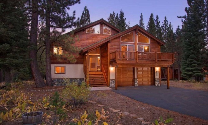 Truckee House | Awesome 7 bedroom Luxury Rental in Tahoe Donner w/Hot Tub, Huge Deck, Generator