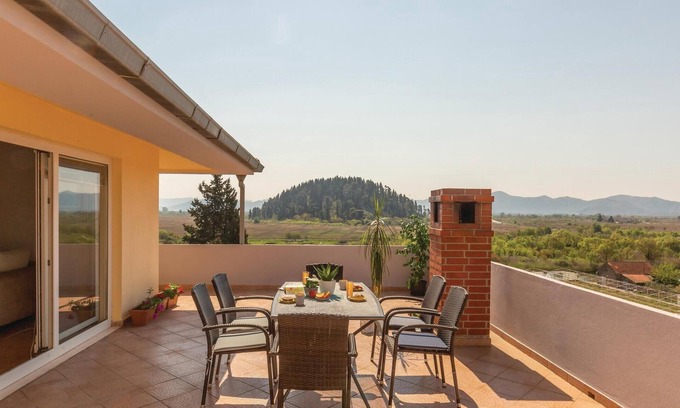 Ploce Apartment | Awesome apartment in Rogotin with WiFi