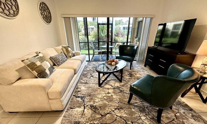 Central Naples Apartment | Awesome Apartment near the Beach