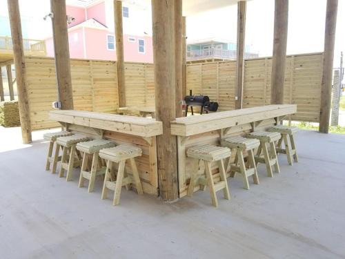Crystal Beach House | Awesome Deck, fenced yard! Pet & kid friendly!