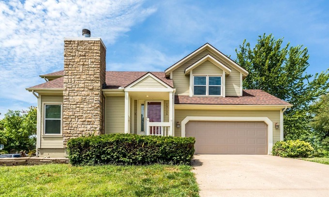 Overland Park House | Awesome family place for your vacation in KC area!