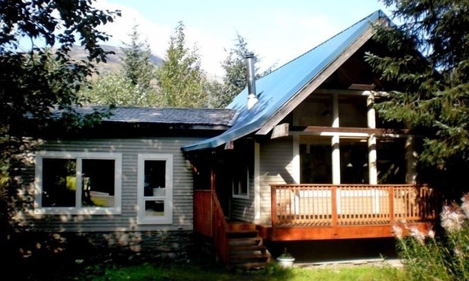 Alyeska Ski Chalet | Awesome Fully Furnished Ski Chalet for 6 is Close to Slopes!