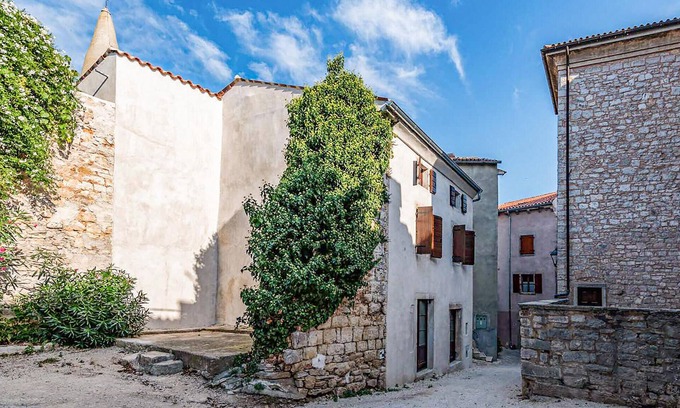 Bale House | Awesome home in Bale with WiFi