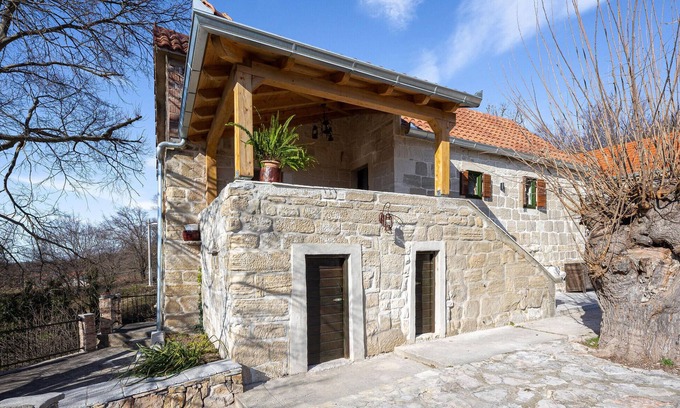 Sinj House | Awesome home in Obrovac Sinjski