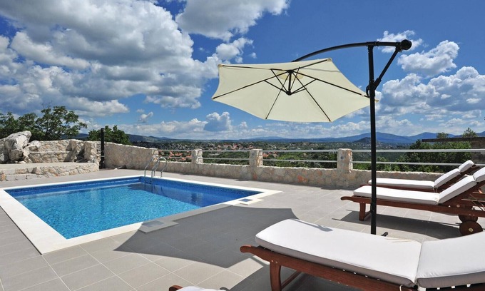 Kucice House | Awesome home in Kucice with WiFi