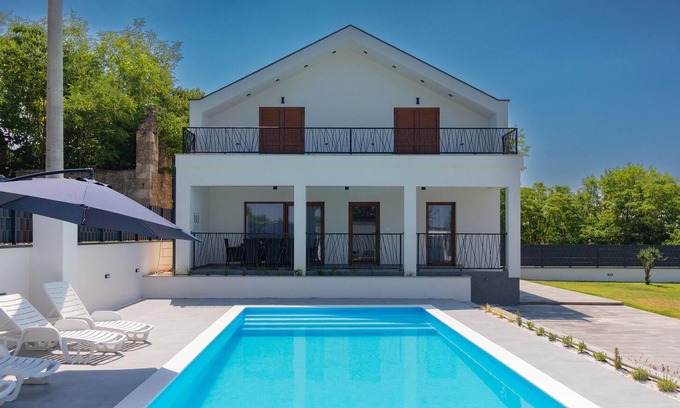 Murvica House | Awesome home in Smokovic