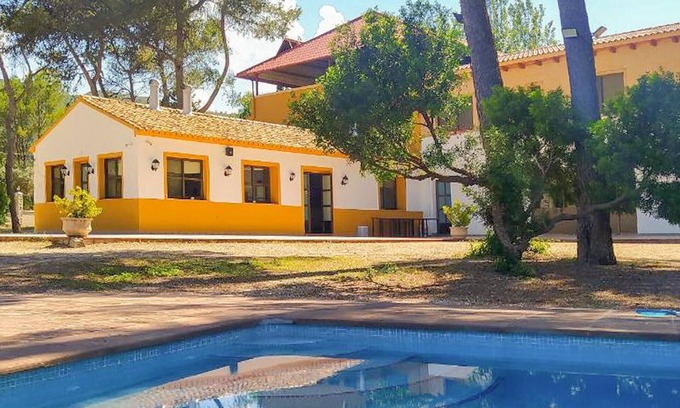 Villalonga House | Awesome home in Vilallonga with kitchen