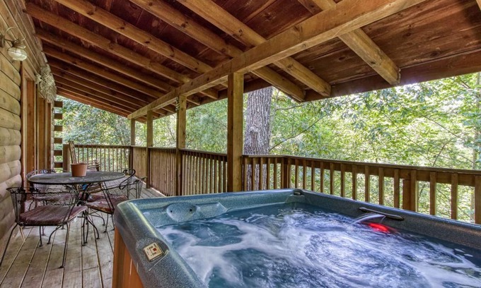 Sevierville Cabin | Awesome Honey Bear, “Cozy Cabin Retreat in the Smokies – Comfort & Fun for All”!