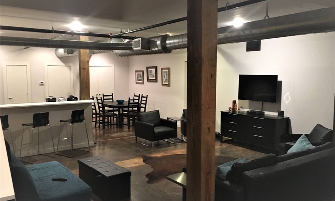 East Downtown Houston Condo | Awesome Industrial-Style Condo in the Heart of East Downtown (EaDo!) Houston