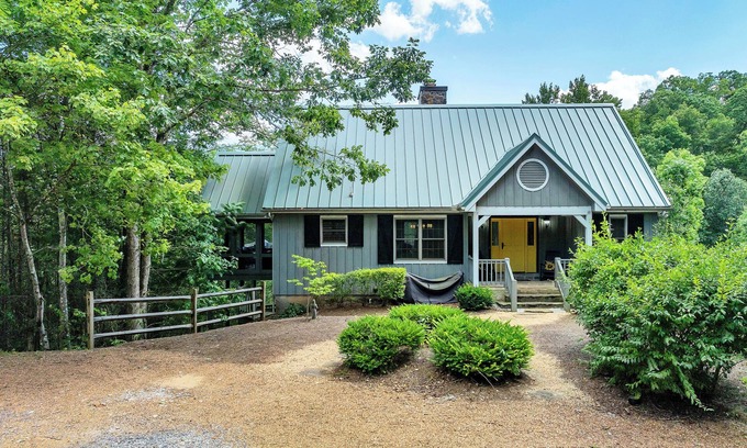Townsend Cabin | Awesome Mtn Views ❂Fireplaces ❂Easy Access ❂Large Family cabin ❂Screened Porch