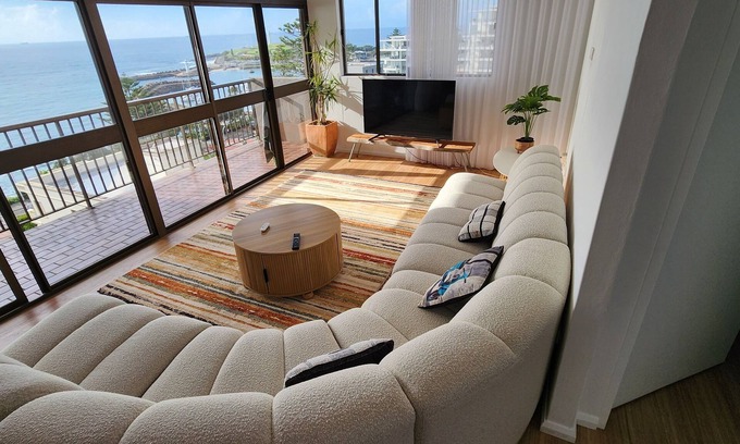 Wollongong CBD Apartment | Awesome outlook of Blue Mile Wollongong, beaches, pools, restaurants, harbour