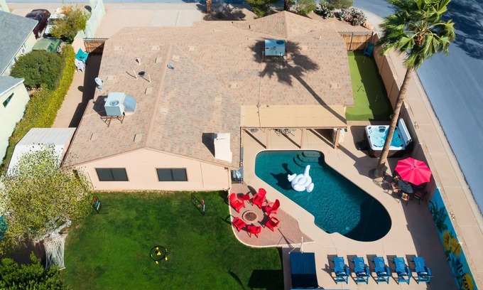 Paradise Valley Village House | Awesome Remodel! 5Br+BonusRm+3Kings+Backyard Oasis: Htd Pool,HotTub,BBQ,Golf,SUV