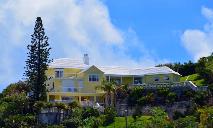 Pembroke House | Awesome View Vacation Apartments - Fun Loft