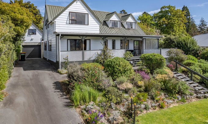 Akaroa House | Aylmers Valley Vista - Akaroa Holiday Home