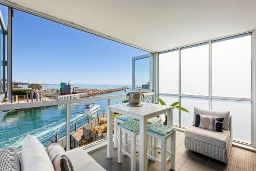 Safety Beach House | Azure Bliss - Majestic Apartment on the Water