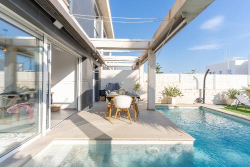 Puerto Marino Ski Chalet | Azure Escape Villa, Gran Alacant by United Renters