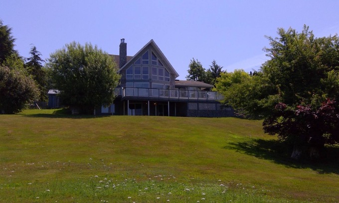Port McNeill House | Azure Ocean Beach House