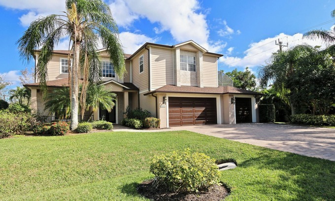 Naples House | Azure Sky Spacious 5-bedroom house with WiFi and AC in enchanting Naples