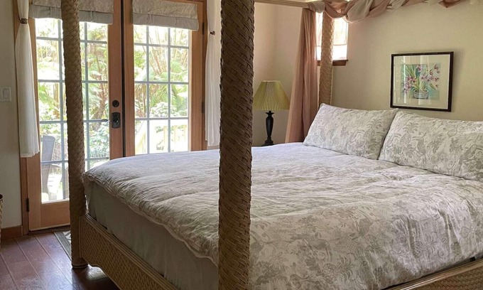 Volcano House | B&B: Royal Orchid Suite mins from Volcanoes National Park