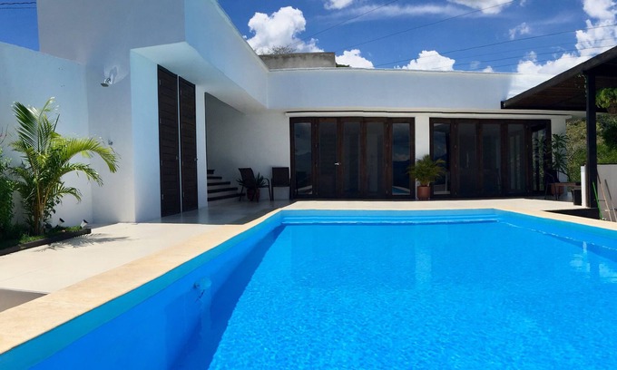 Guadalajara de Buga Bed & Breakfast | B&B Villa Miravalle, Private room in Villa with terrace and swimming pool
