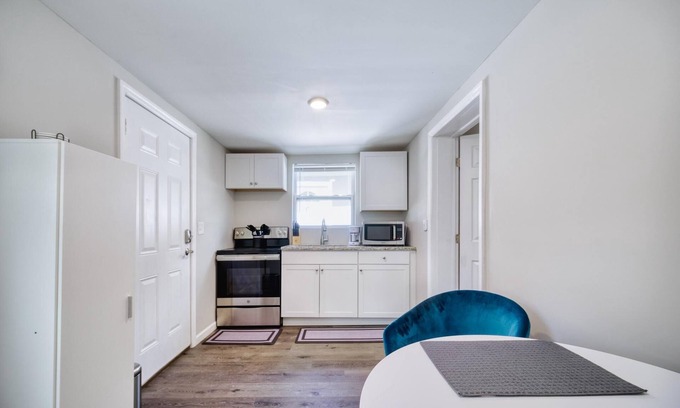 Jacksonville House | ~[B] Doughnut Den_Sleeps 2_Krispy Kreme~
