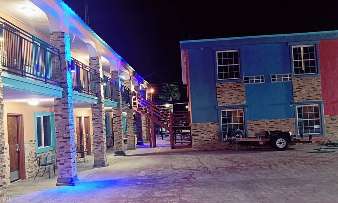 Pecos Hotel | B&J Hotel and Apartment