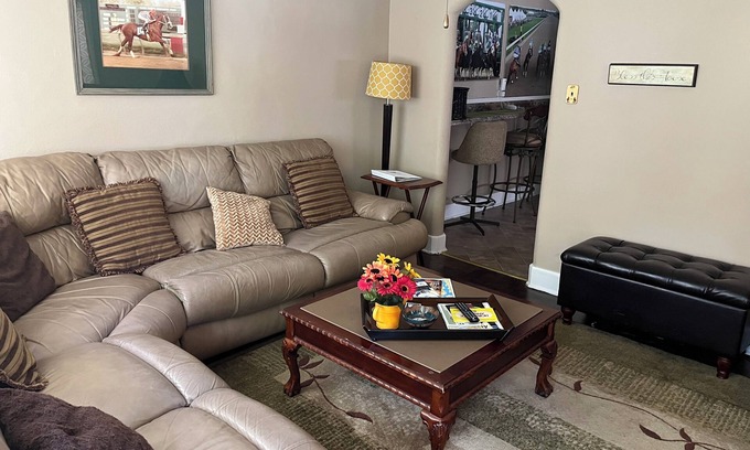 Hot Springs Apartment | B Off to the Races Executive Suite