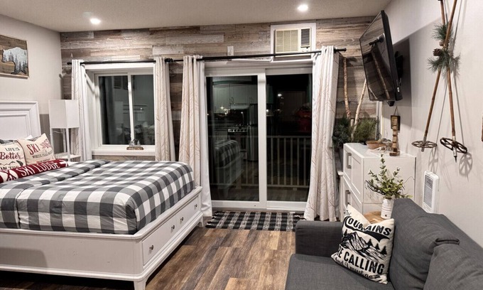 Lincoln Apartment | B103 · Cozy Studio apt w/pool & hot tub Ski Loon Mountain