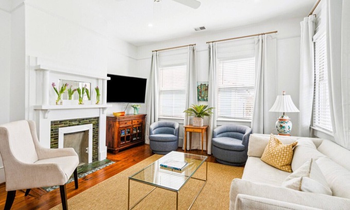 Cannonborough Elliotborough House | B2 at Saint Philip Square, One Block to King, Grand Upstairs Apartment with Piazza