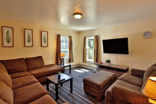 Oneonta Apartment | Babe Ruth Apt 2 All Star Baseball Rentals